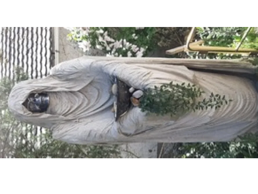 Skulptur einer Person mit Tuch