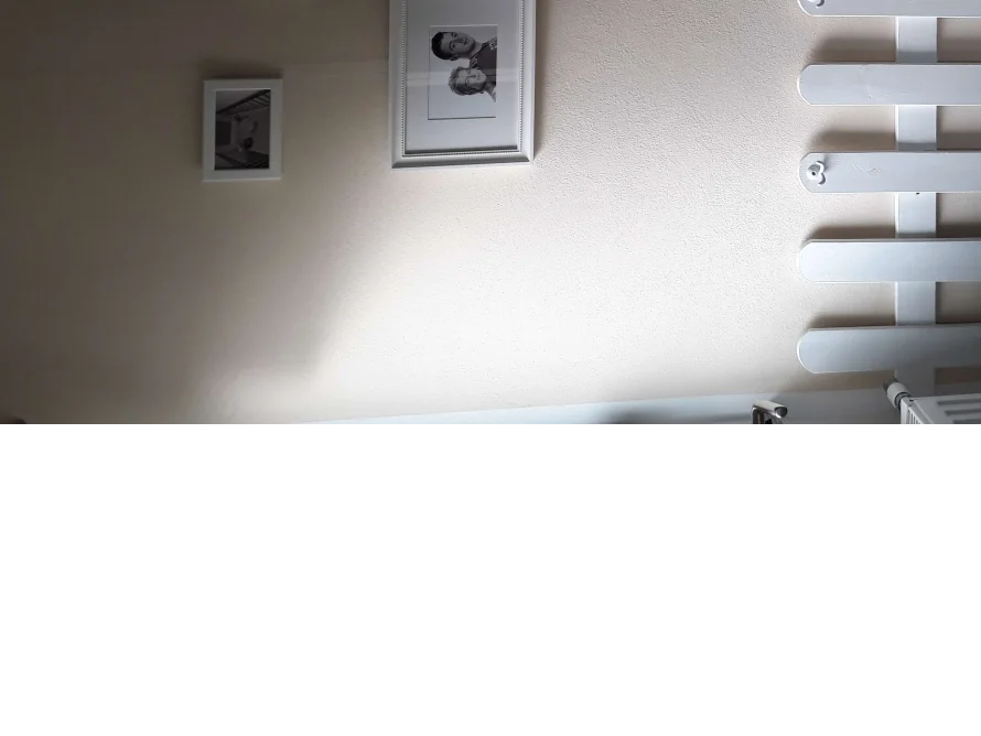 Zwei gerahmte Schwarzweißfotos an einer Wand