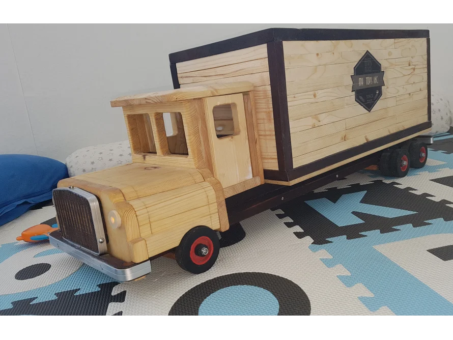 Spielzeuglastwagen aus Holz