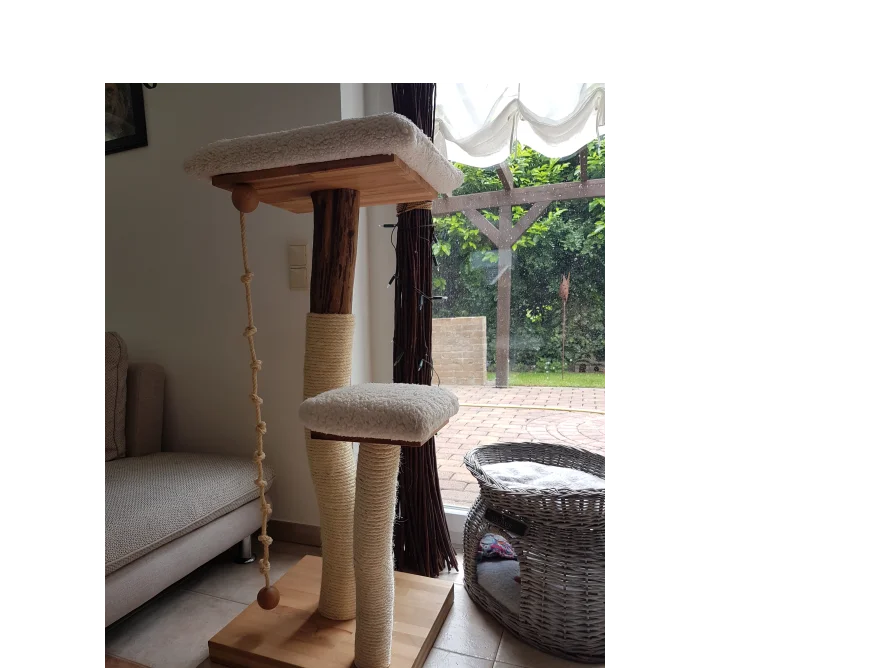 Ein Kratzbaum aus Holz mit Liegeflächen