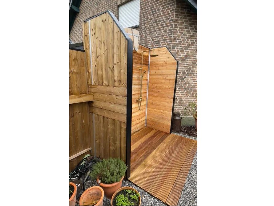 Außendusche aus Holz mit goldener Dusche