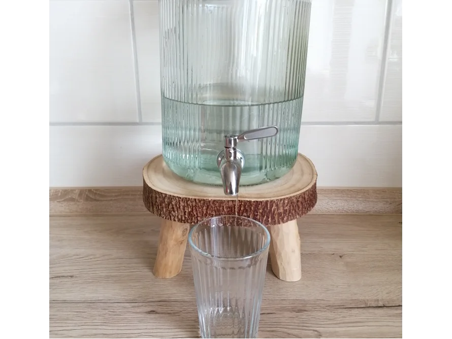 Wasser wird aus Glasbehälter in Glas gefüllt