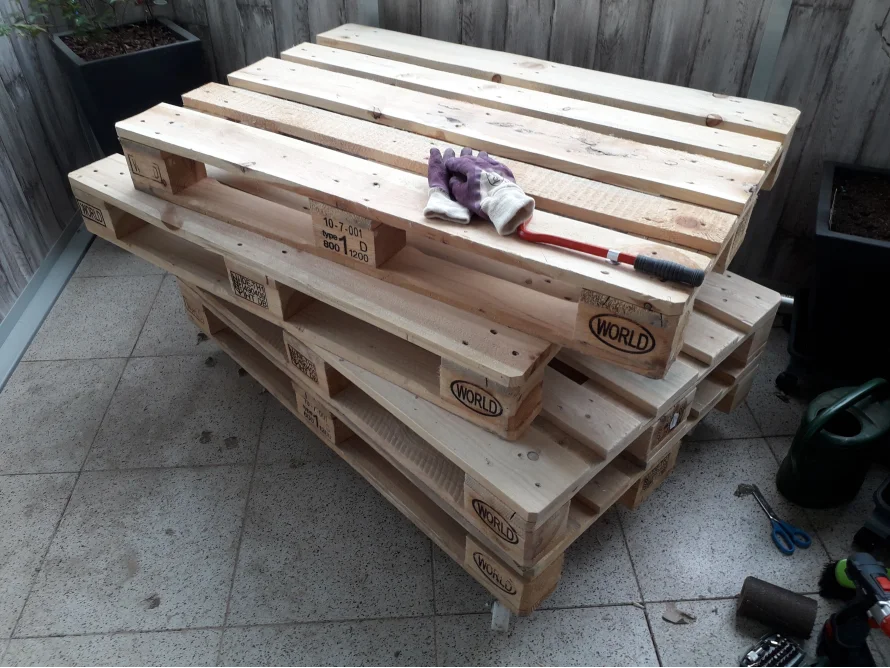 Drei gestapelte Holzpaletten