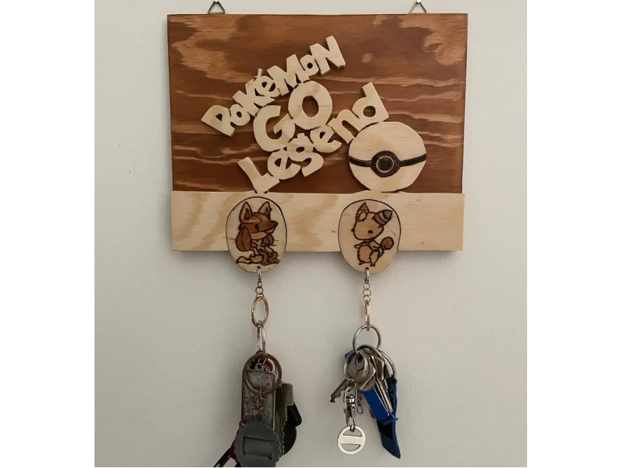 Hölzerner Schlüsselbrett mit Pokémon-Motiv