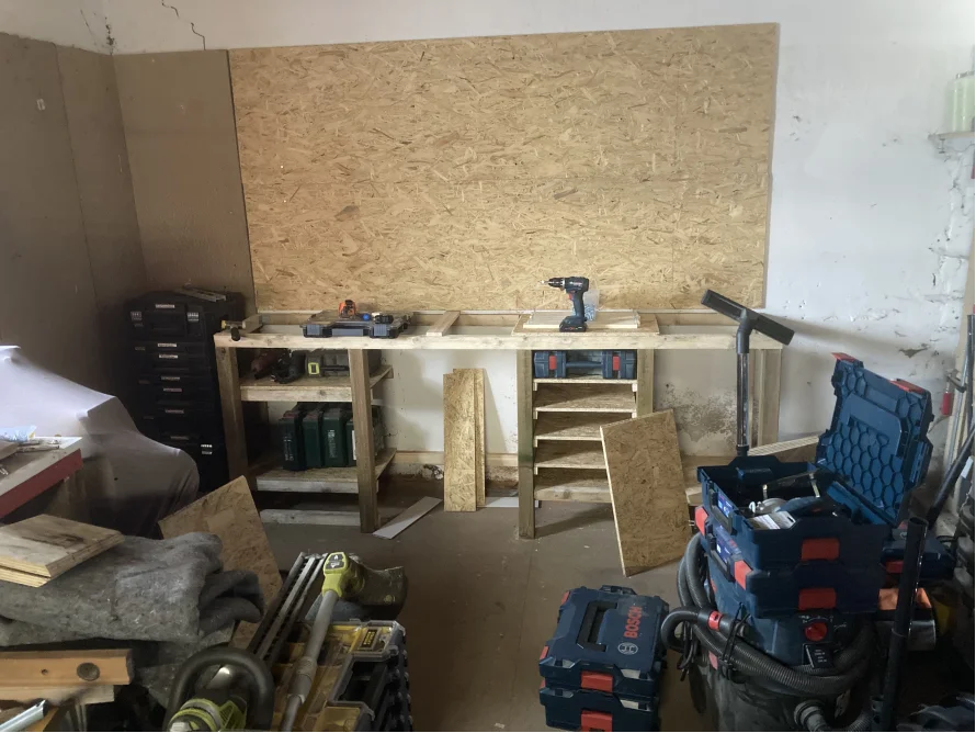 Unfertige Werkbank in einem Schuppen