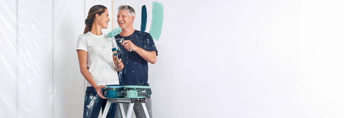 Ana und Bastian streichen die Wand