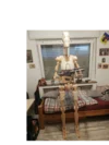 Holztermen-Modell eines Droiden mit Gewehr in einem Zimmer