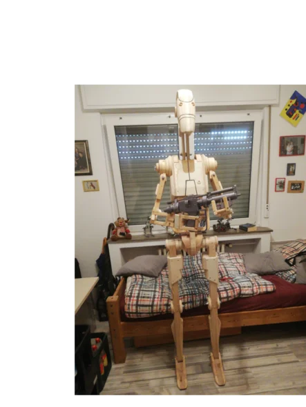 Holztermen-Modell eines Droiden mit Gewehr in einem Zimmer