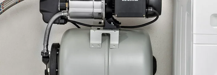 Hauswasserwerk neben Waschmaschine