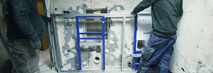 Zwei Personen montieren ein Vorwandelement.