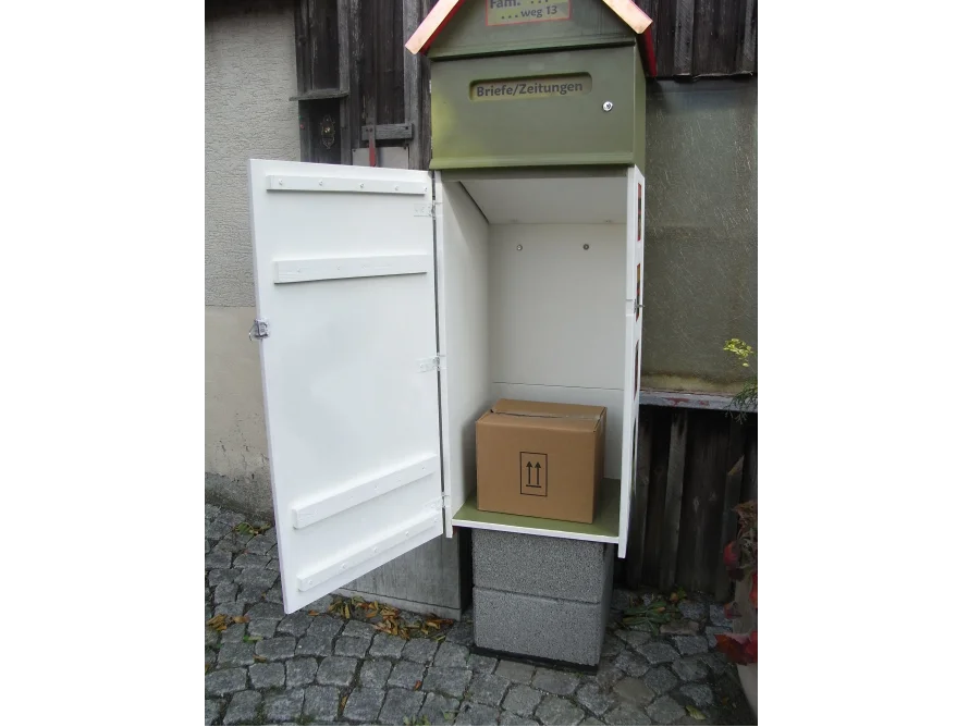 Offener Paketbriefkasten mit Paket