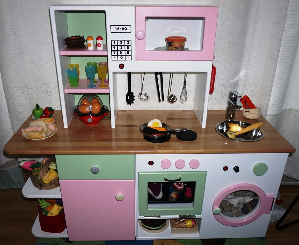 Spielzeugküche mit Spielzeugessen