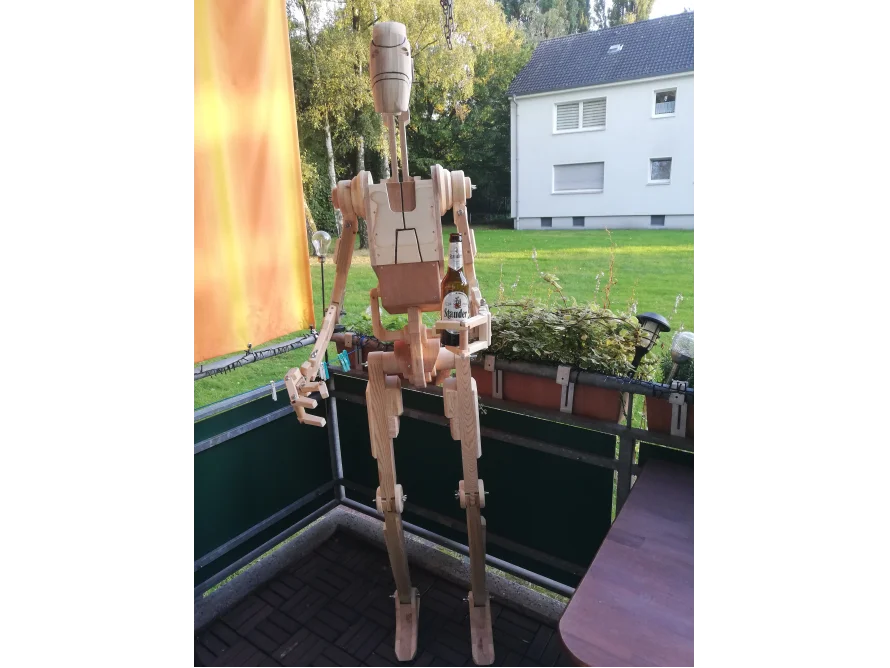 Holzfigur auf Balkon