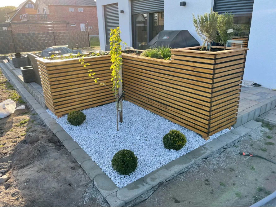 Holzgestell mit Pflanzenkübeln