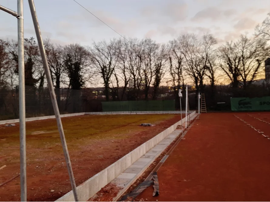 Rohbau eines Tennisplatzes