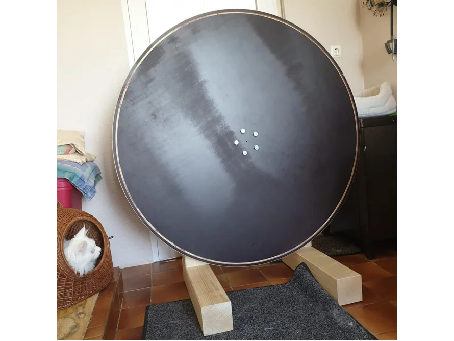 Große runde Holzplatte auf Holzgestell