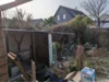 Unaufgeräumter Garten mit Schuppen