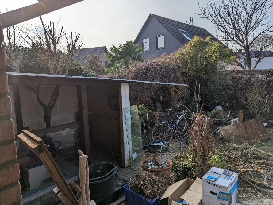 Unaufgeräumter Garten mit Schuppen