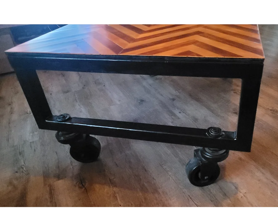 Tisch mit Holzplatte und Metallgestell auf Rollen