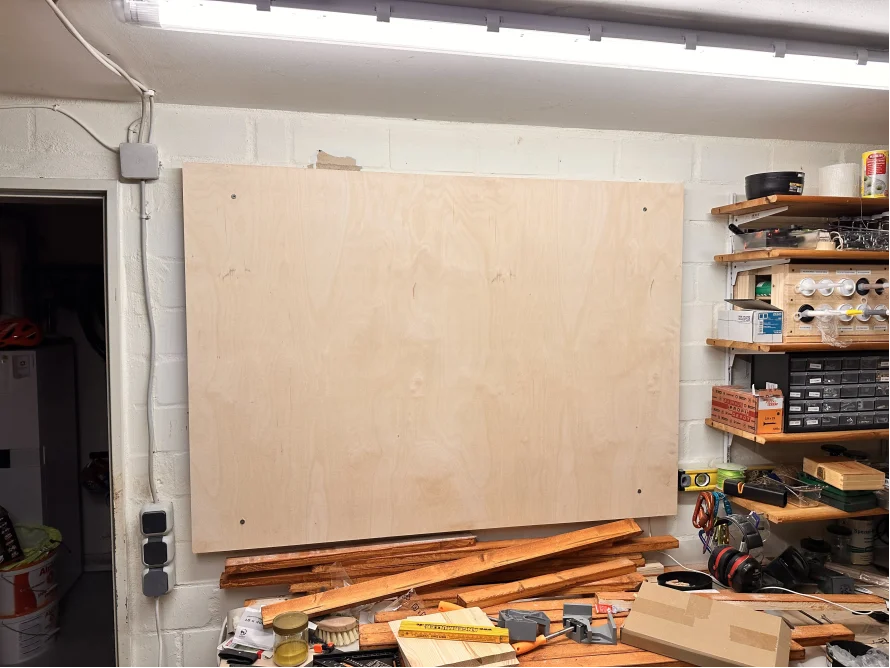 Sperrholzplatte an Werkstattwand