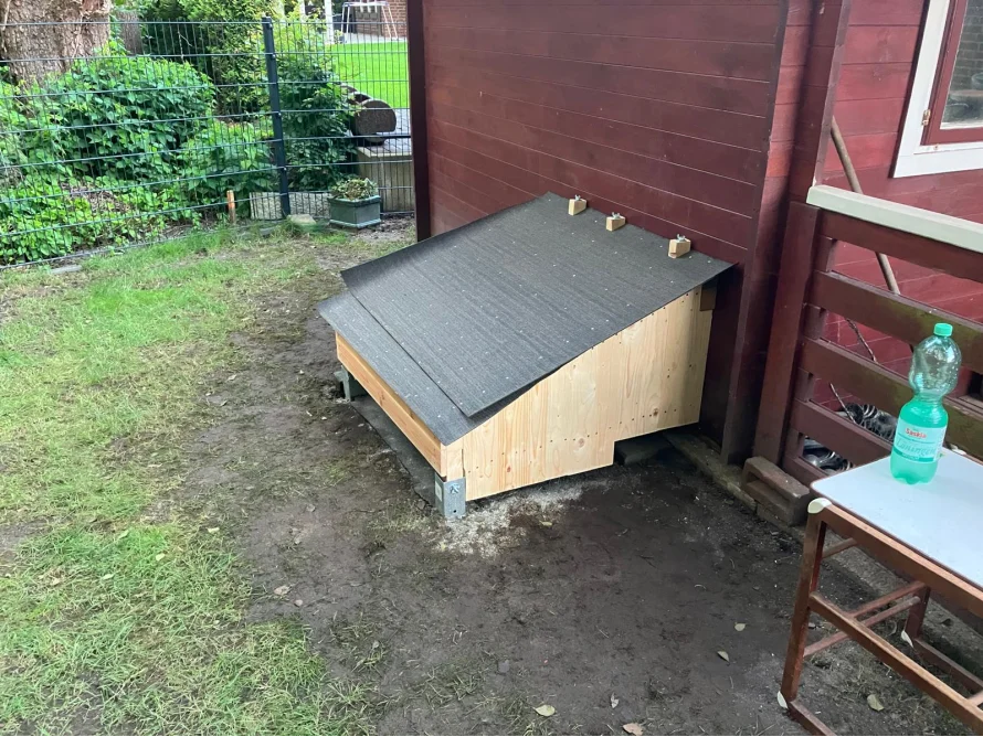 Holzgerüst mit Dachpappe auf Rasen