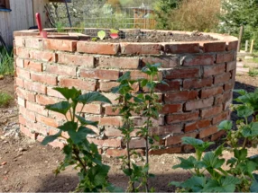 Rundes Hochbeet aus Ziegelsteinen