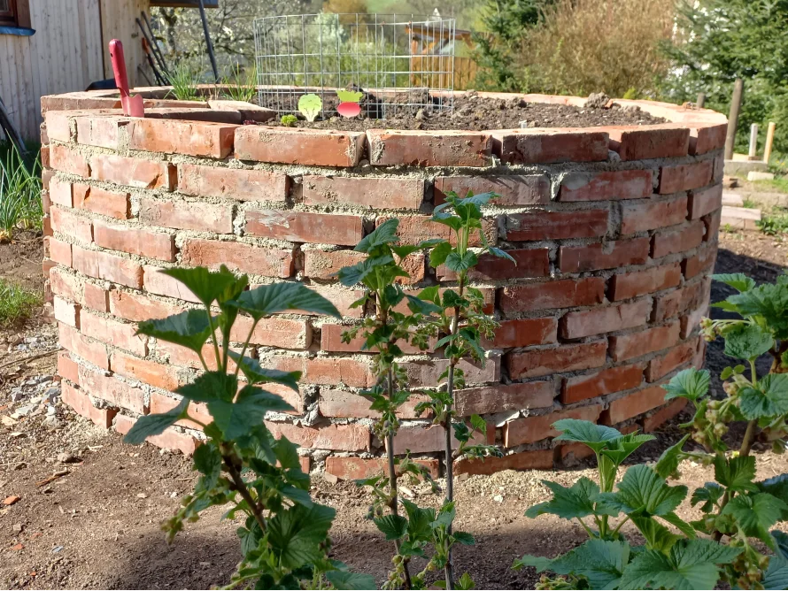 Rundes Hochbeet aus Ziegelsteinen