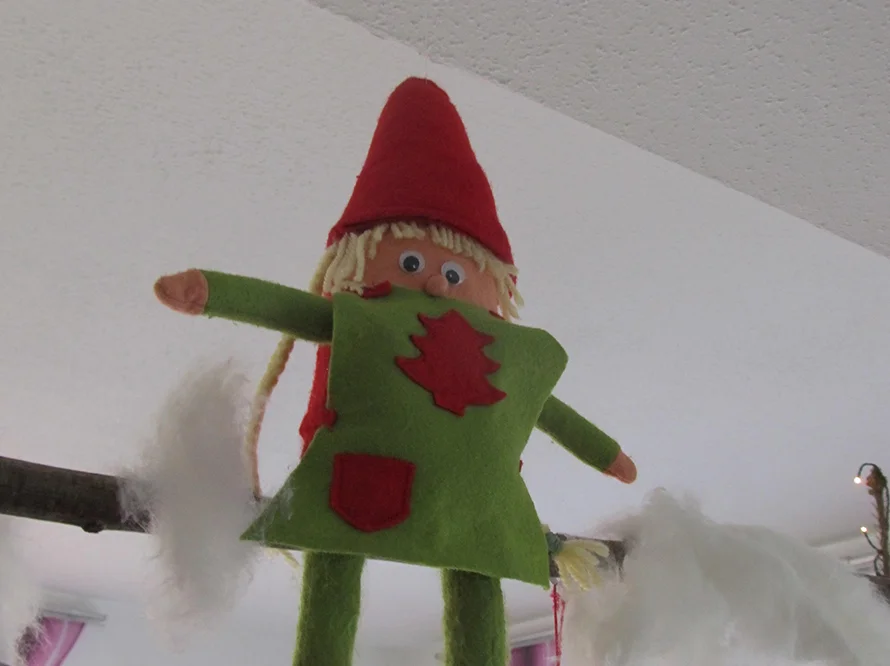 Stoffpuppe als Gartenzwerg