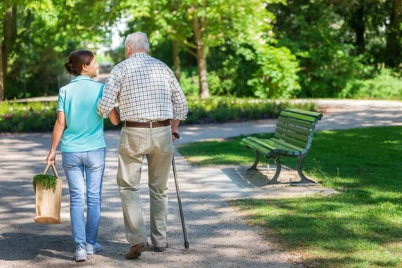 Zwei Personen spazieren im Park