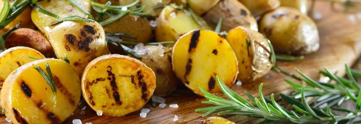 Gegrillte Kartoffelhälften mit Rosmarin