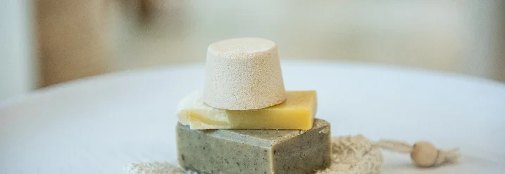 Drei Seifenstücke auf einem Waschlappen