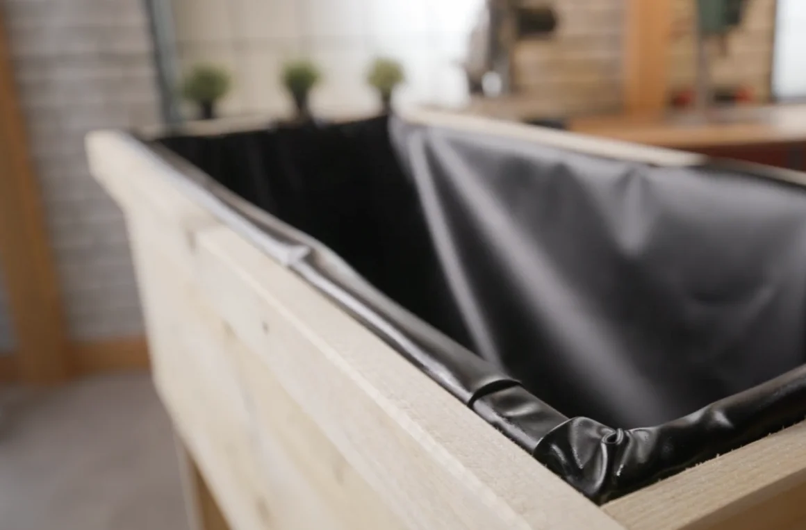 Holzrahmen mit schwarzer Folie ausgelegt