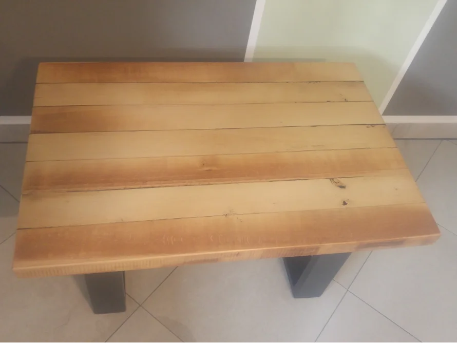 Tisch aus Holzbohlen