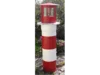 Rot-weißer Leuchtturm als Dekoration im Garten
