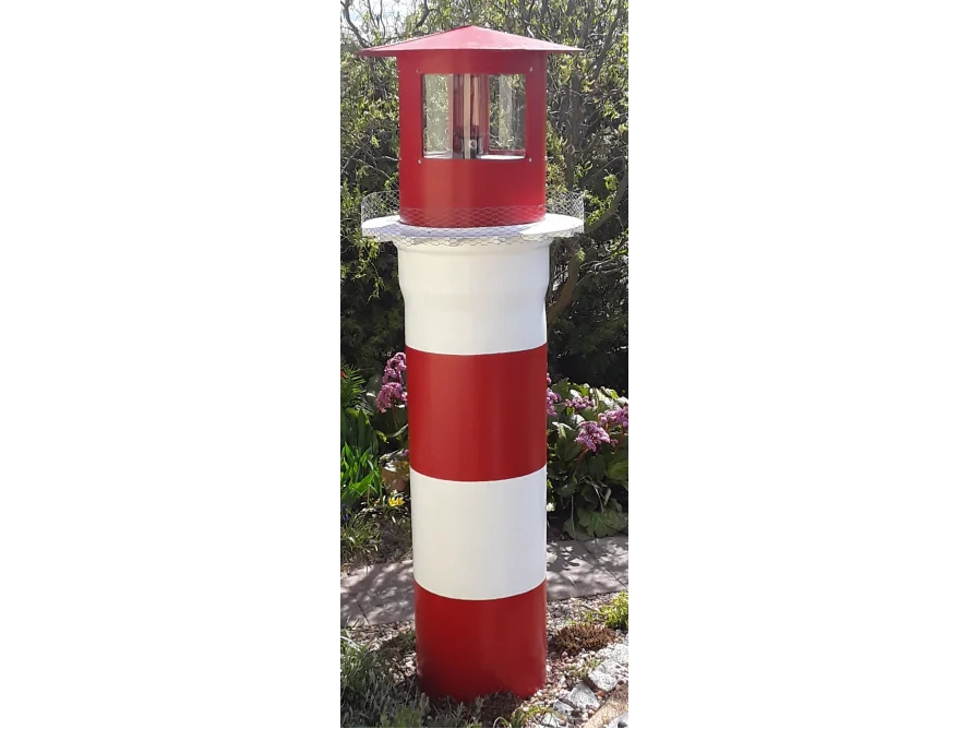 Rot-weißer Leuchtturm als Dekoration im Garten