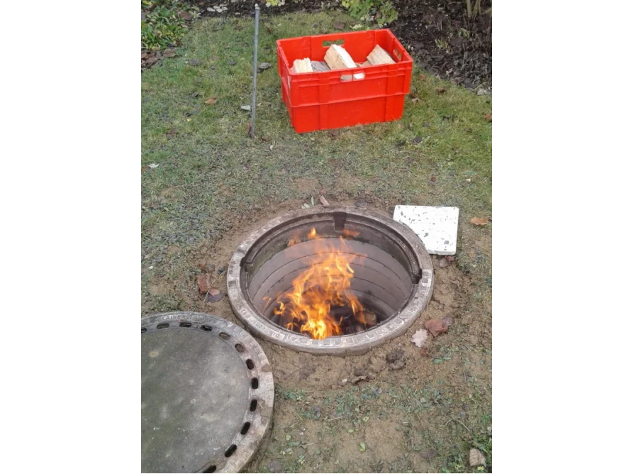 Feuer brennt in einem Loch im Boden