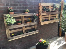 Blumen in Palettenregalen