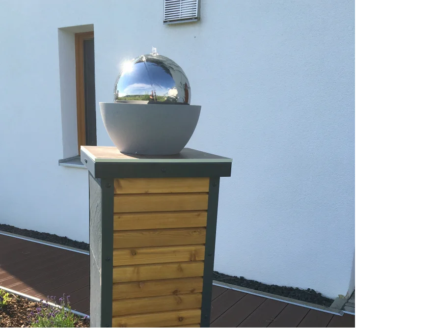 Gartenbrunnen mit Kugel