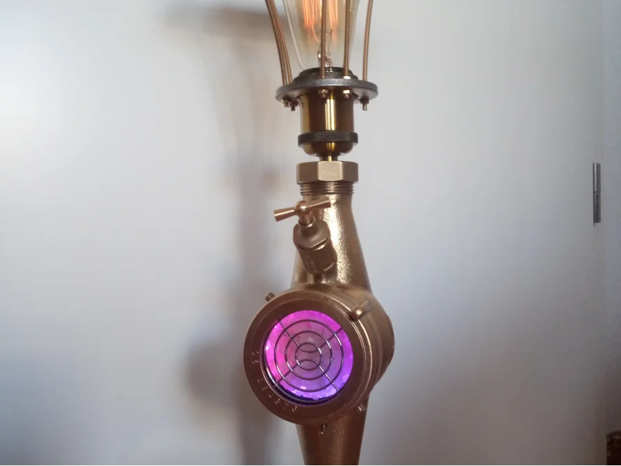 Steampunk-Lampe aus Kupferrohren
