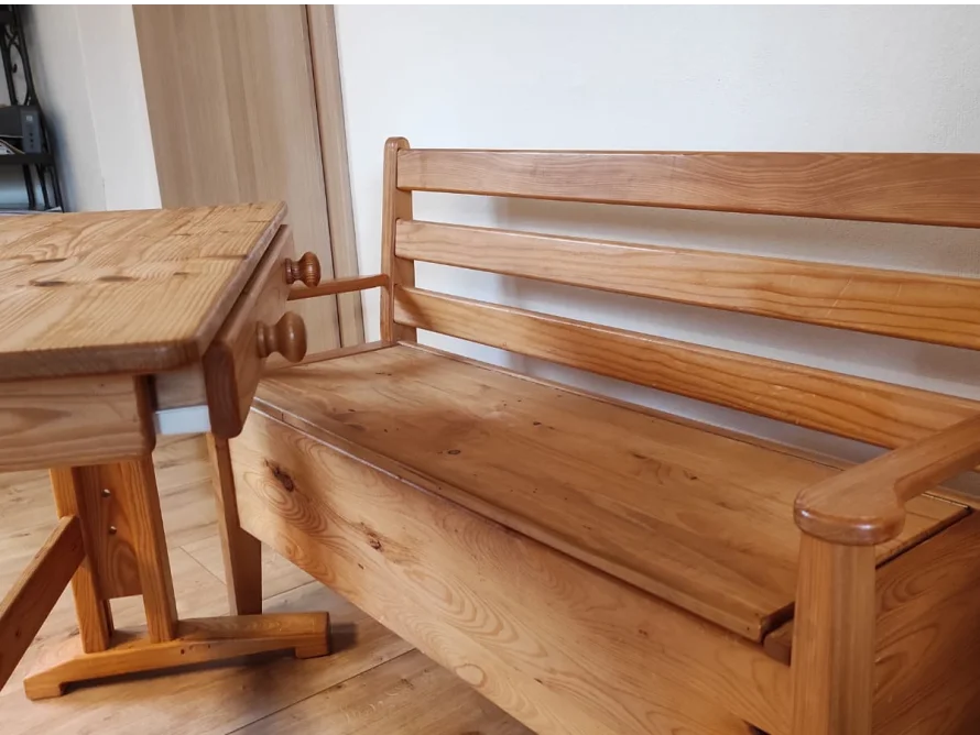 Holzbank mit Stauraum und Tisch