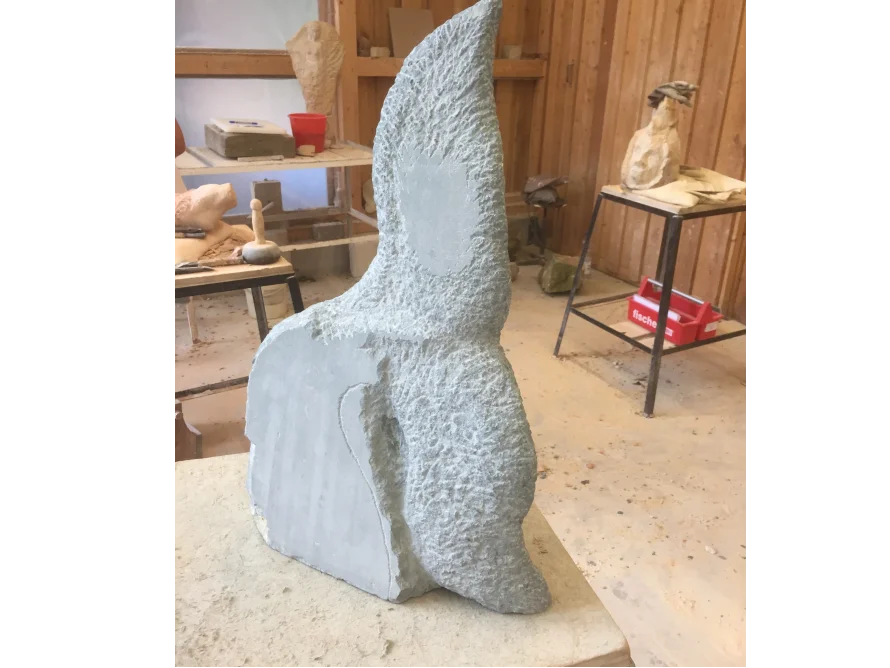 Abstrakte Steinskulptur in einer Werkstatt