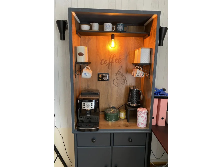 Kaffeestation in einem umgebauten Schrank