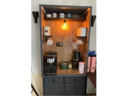 Kaffeestation in einem umgebauten Schrank