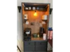 Kaffeestation in einem umgebauten Schrank