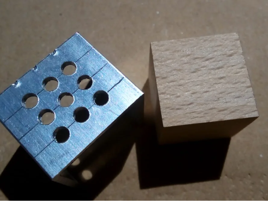 Metallteil und Holzklotz