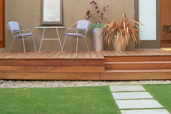 Holzterrasse mit Gartenmöbeln