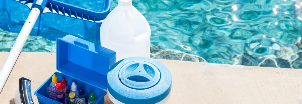 Poolreinigungszubehör am Beckenrand