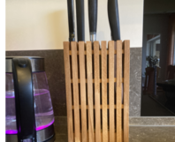 Ein Messerblock aus Holz mit Messern.