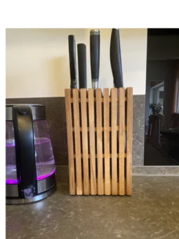 Ein Messerblock aus Holz mit Messern.