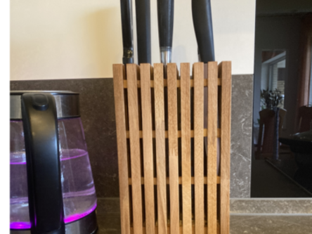 Ein Messerblock aus Holz mit Messern.